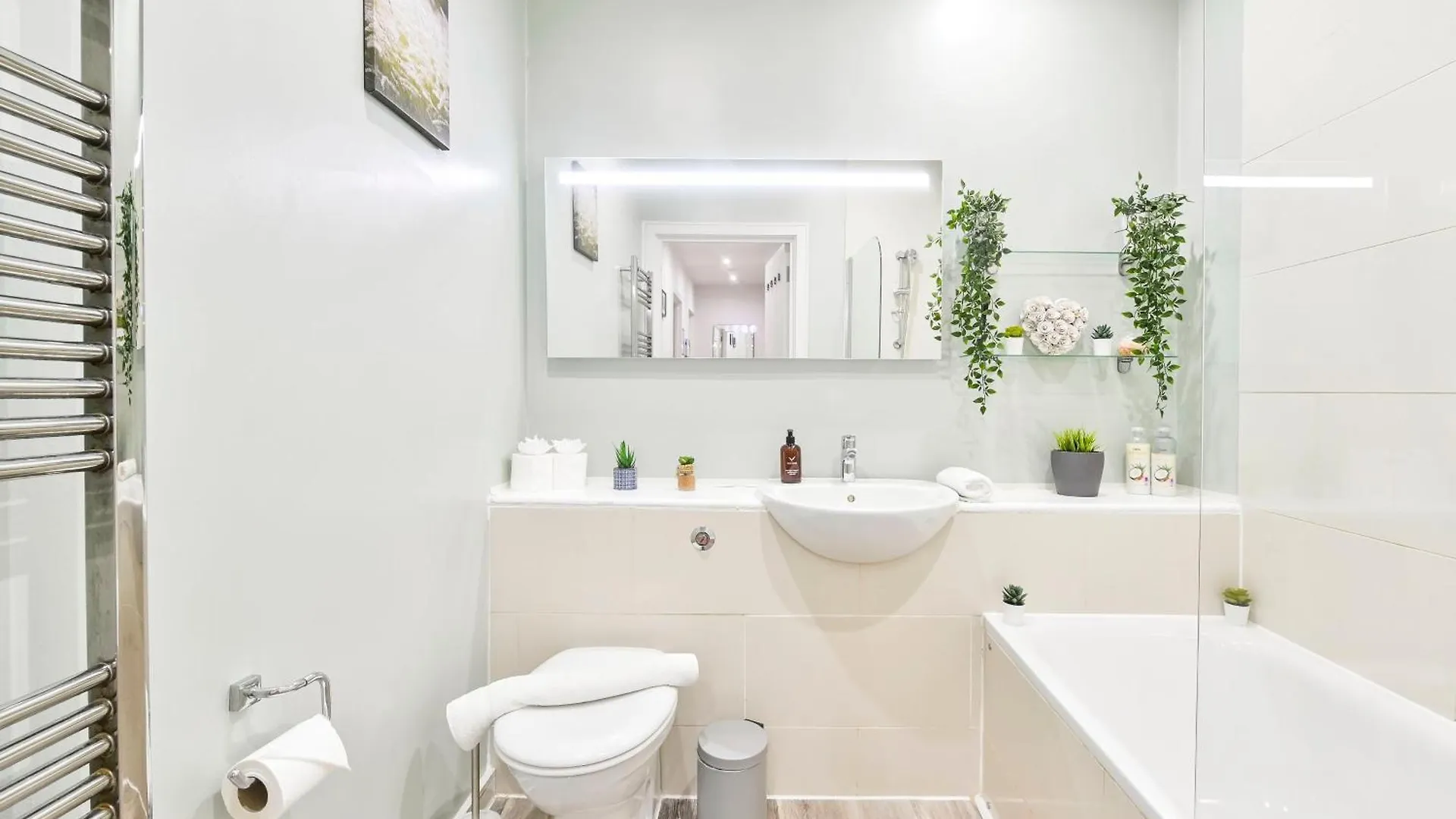 Delightful Tower Bridge Apartment Sleeps 6 London