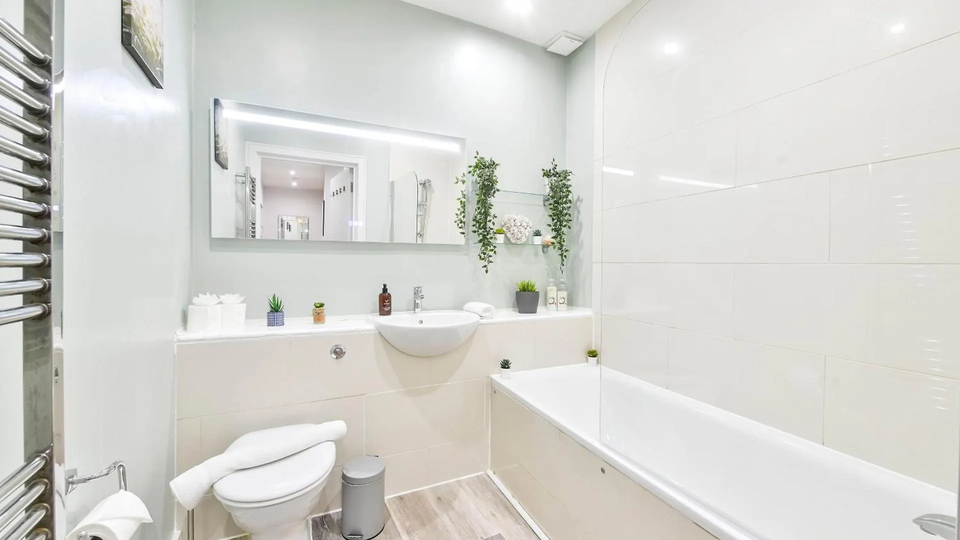Delightful Tower Bridge Apartment Sleeps 6 London