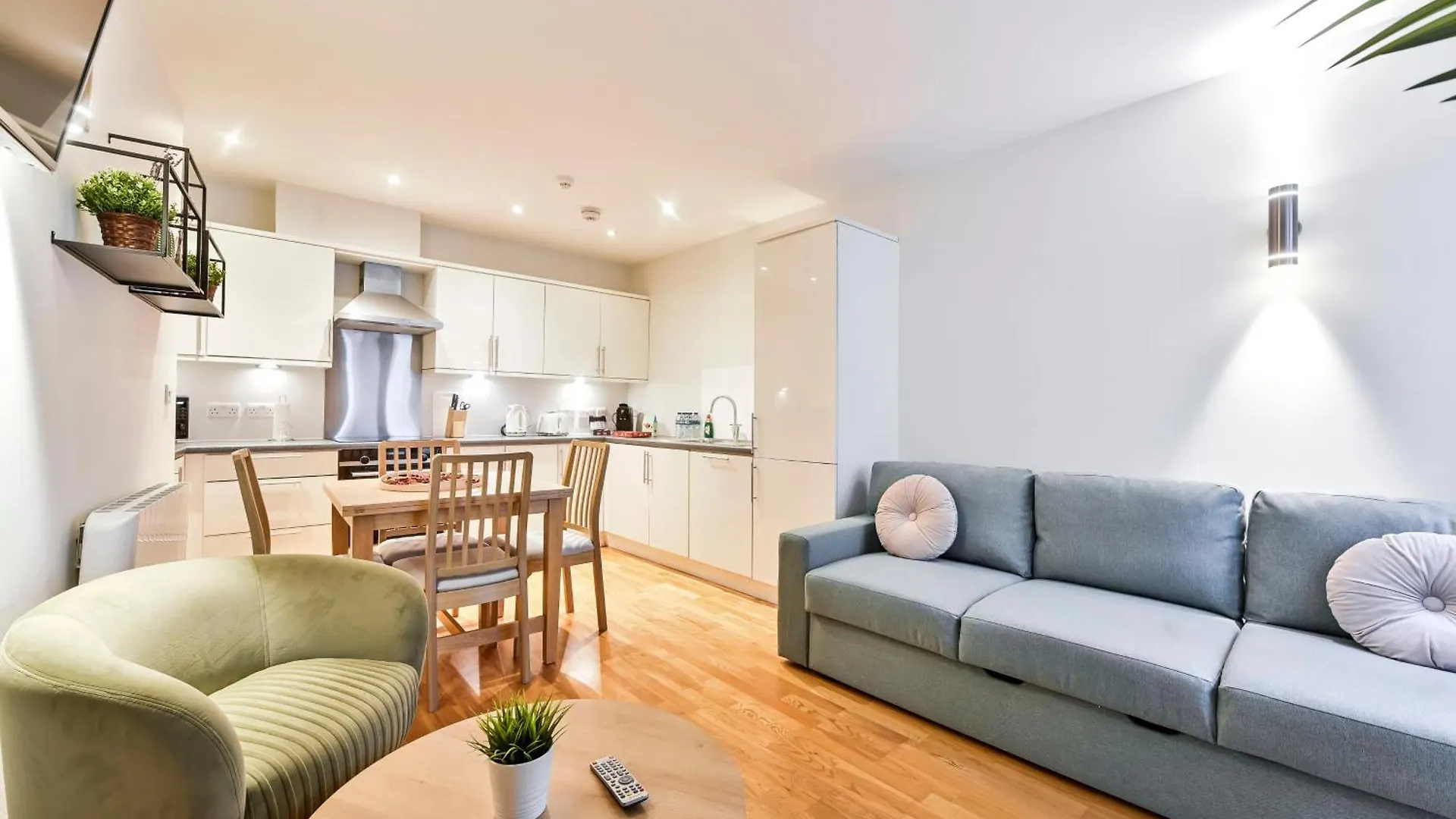 Delightful Tower Bridge Apartment Sleeps 6 London
