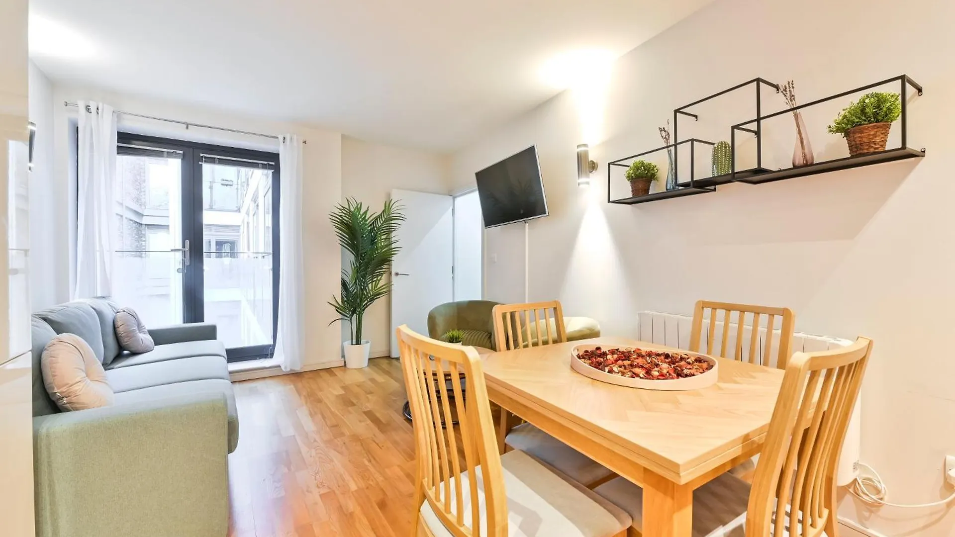 Delightful Tower Bridge Apartment Sleeps 6 London