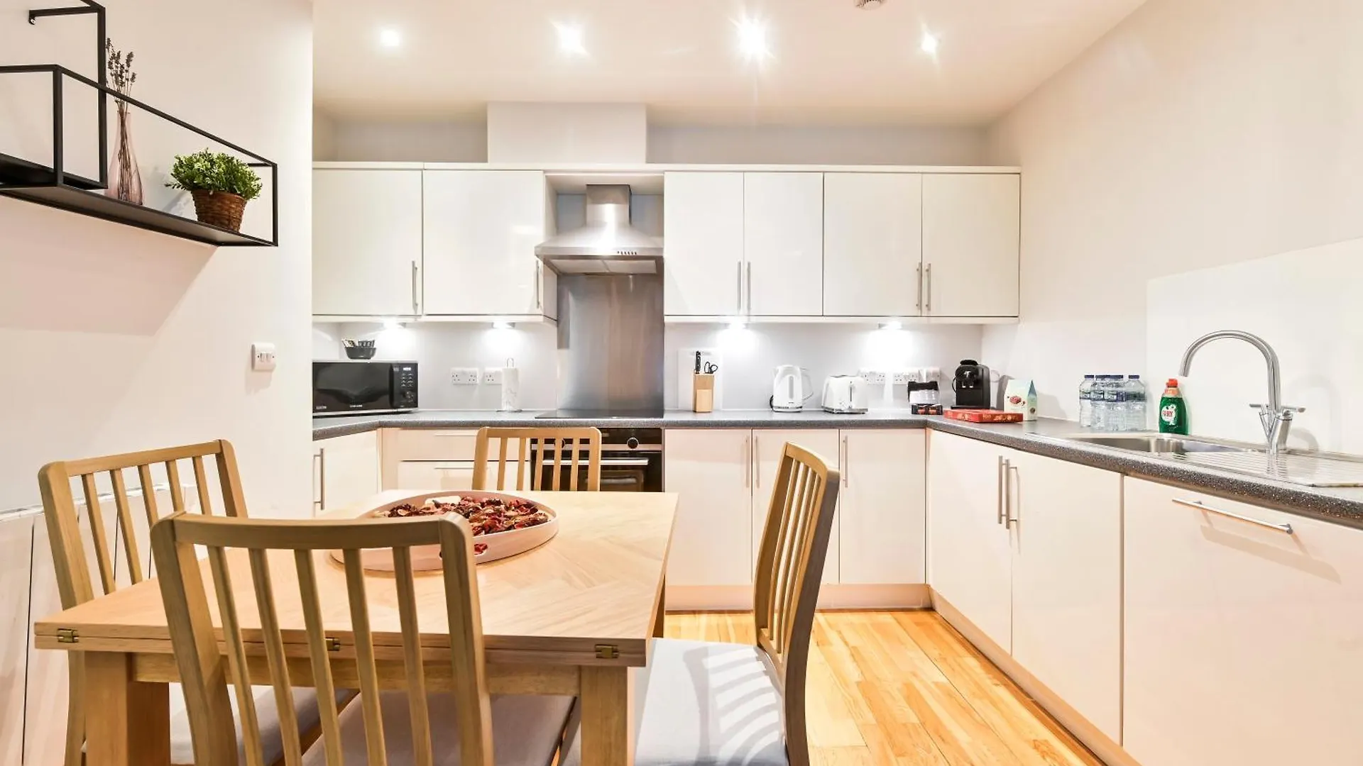 Delightful Tower Bridge Apartment Sleeps 6 London