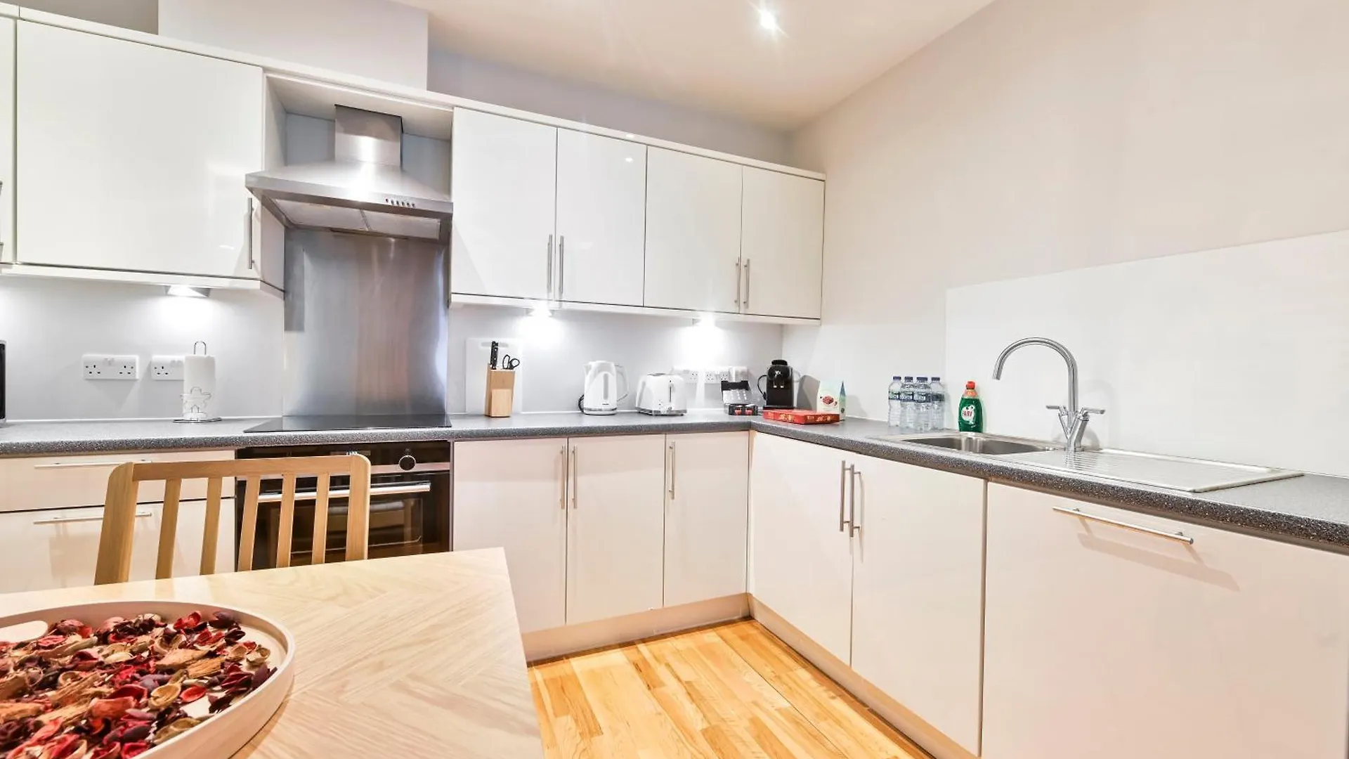 Delightful Tower Bridge Apartment Sleeps 6 London