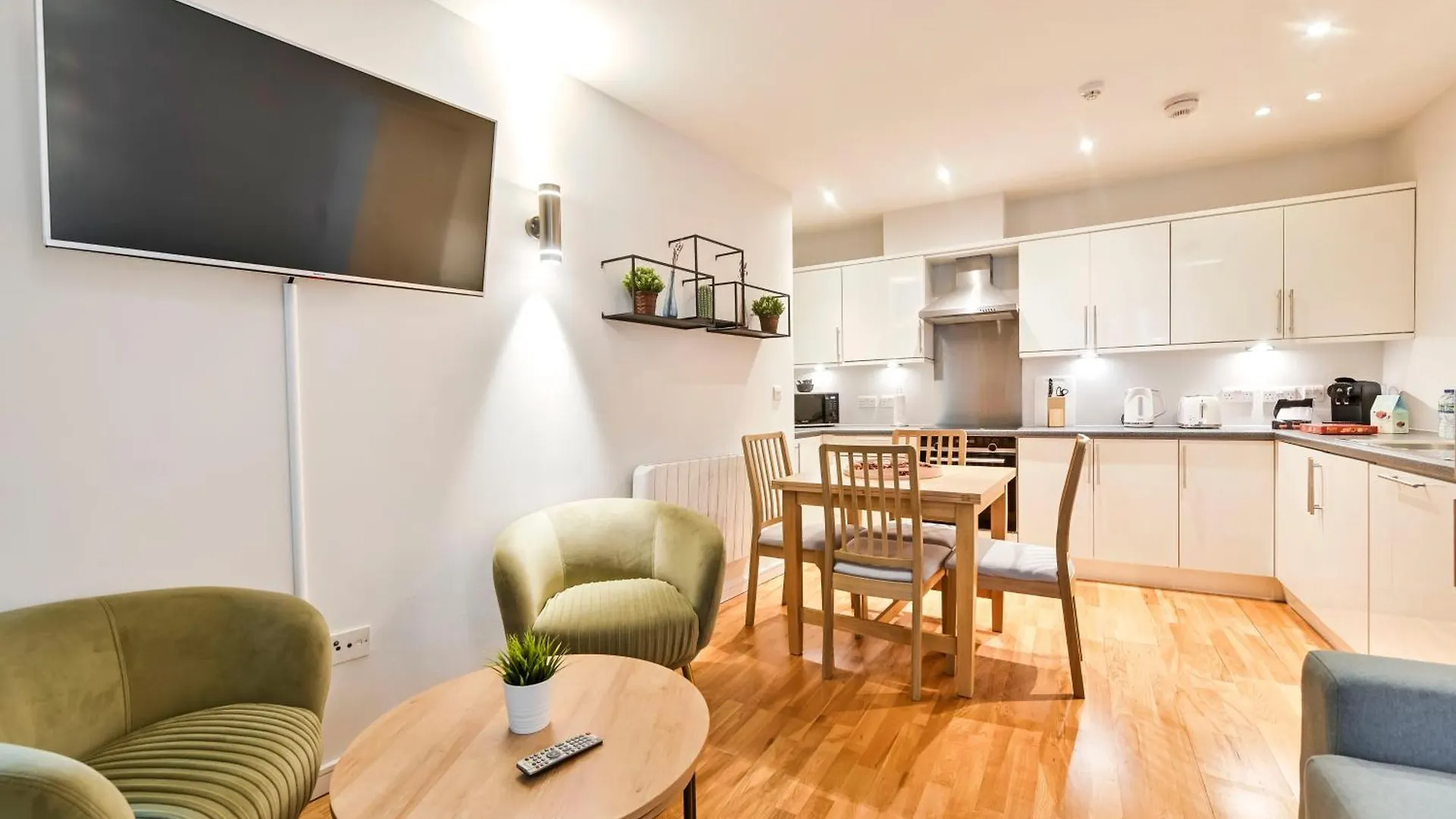 Delightful Tower Bridge Apartment Sleeps 6 London