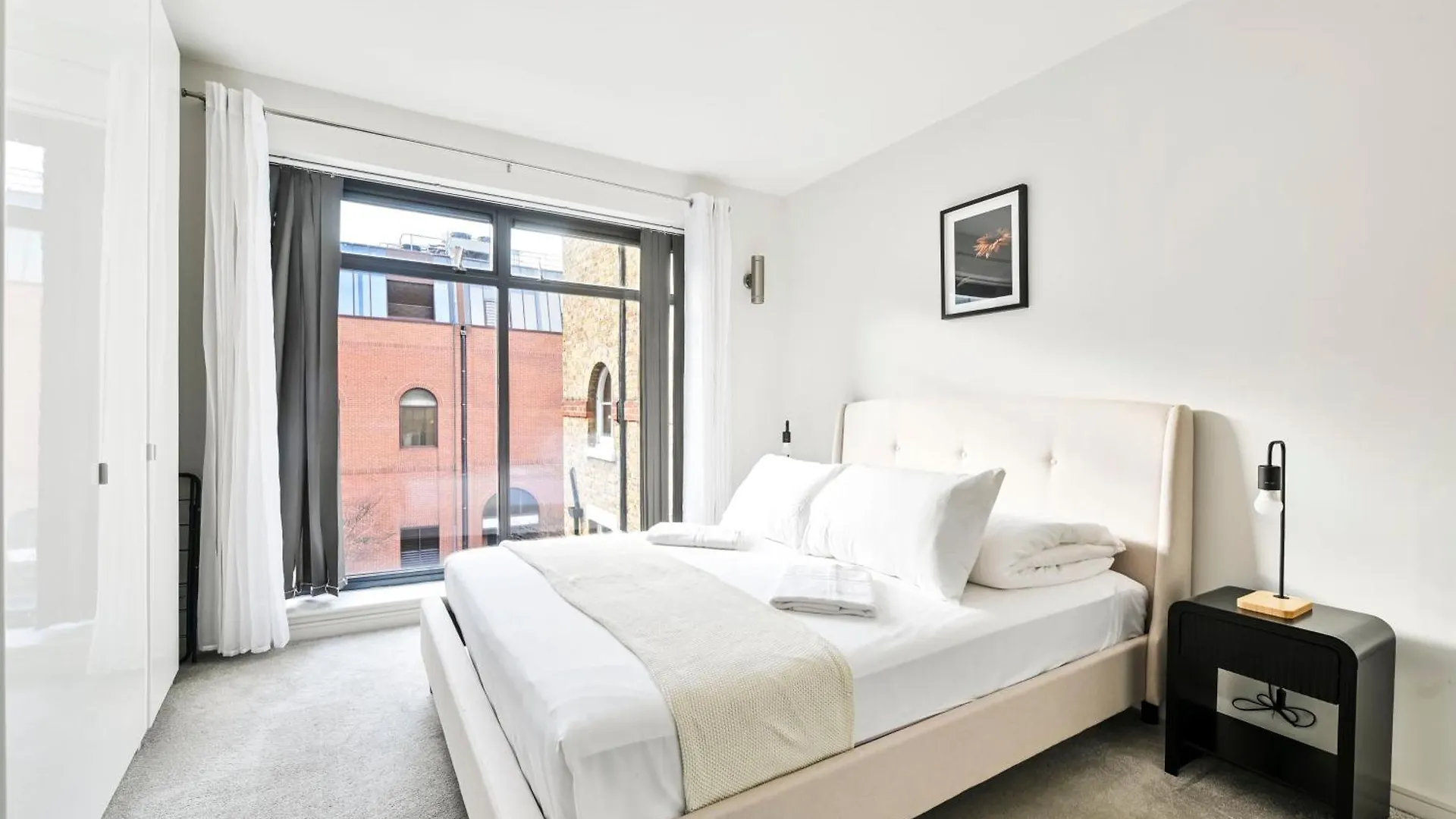 Delightful Tower Bridge Apartment Sleeps 6 London 0*,  United Kingdom