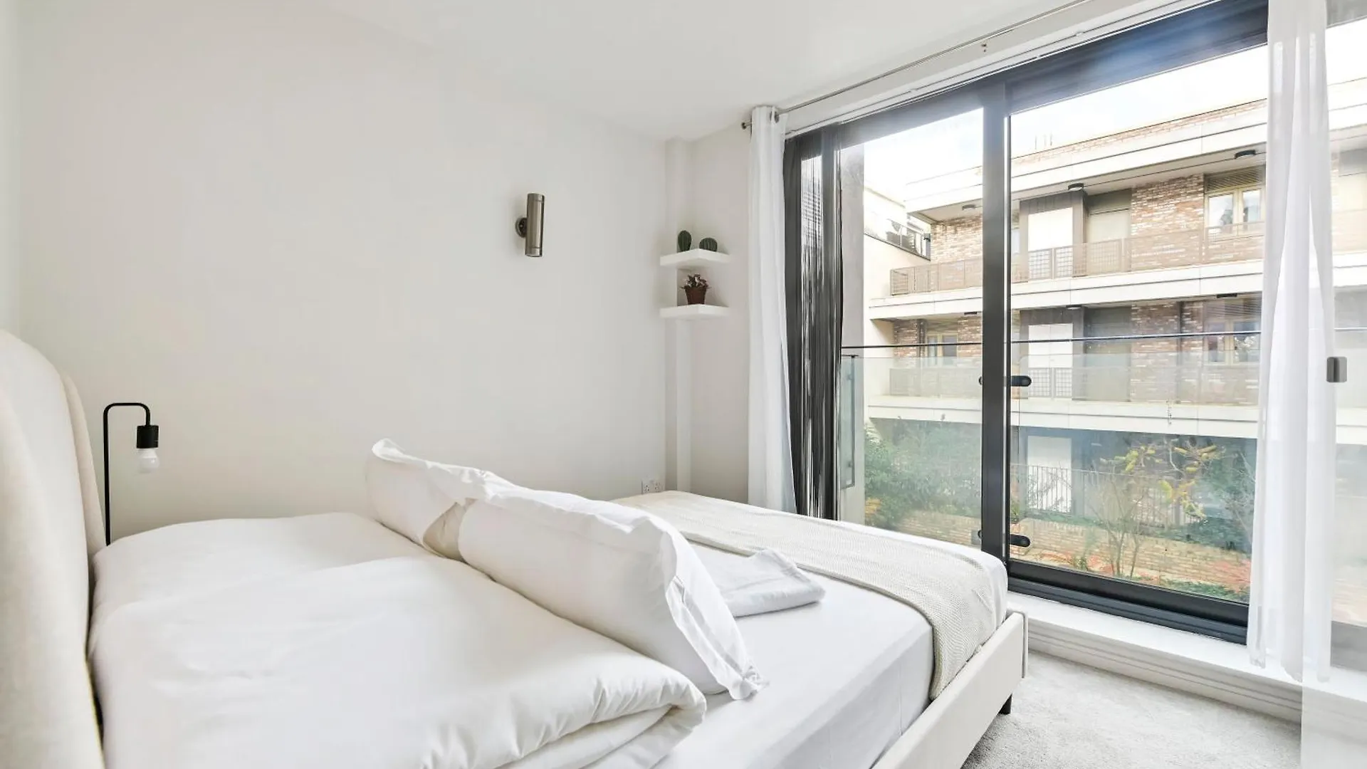 Delightful Tower Bridge Apartment Sleeps 6 London