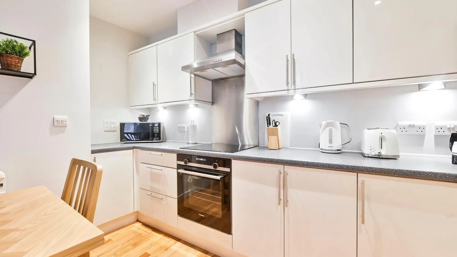 Delightful Tower Bridge Apartment Sleeps 6 London United Kingdom