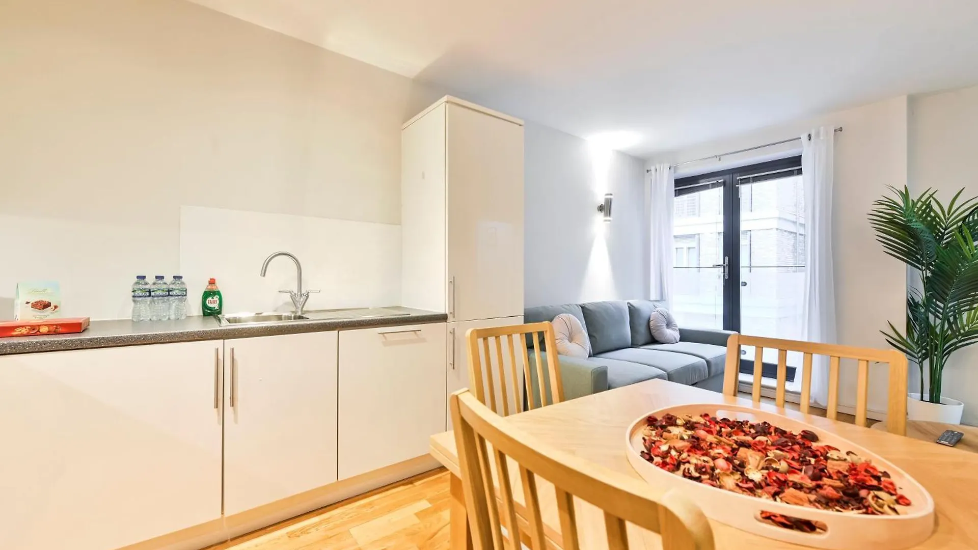 Delightful Tower Bridge Apartment Sleeps 6 London